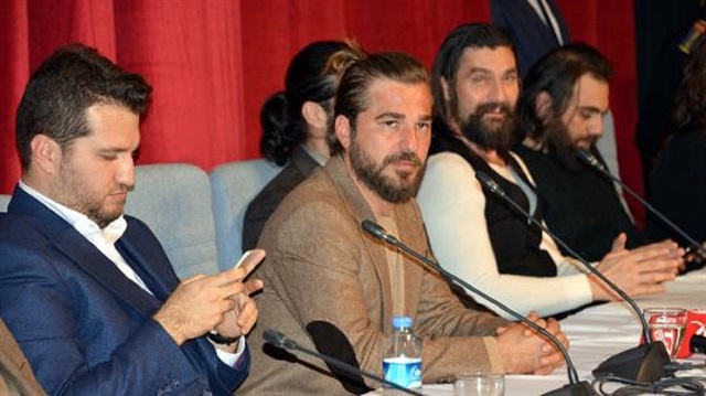 Yönetmen Doğan Ümit Karaca ekipten ayrıldı. Karaca'nın görevini usta yönetmen Mustafa Şevki Doğan aldı.