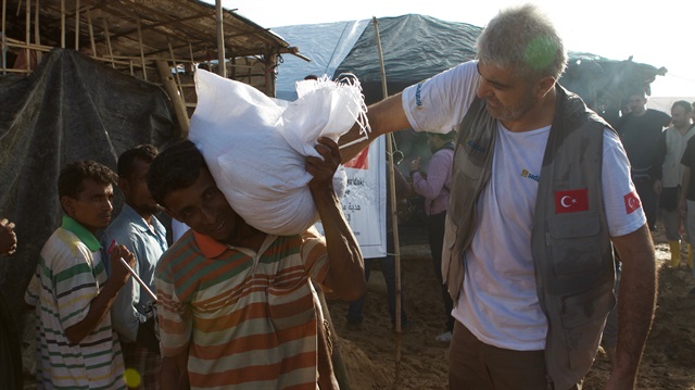 مساعدات إنسانية تركية لألف و300 أسرة من مسلمي الروهنغيا