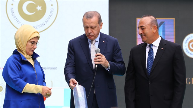 Cumhurbaşkanı Erdoğan'ın Türkevi'nin temeline kendisinin kaleme aldığı mektubu yerleştirdi