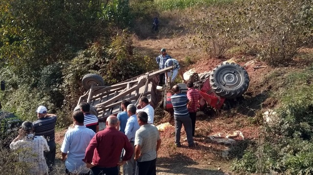 Samsun’un Bafra ilçesinde fındık yüklü traktörün devrildiği kazada amca ile yeğeni hayatını kaybetti.