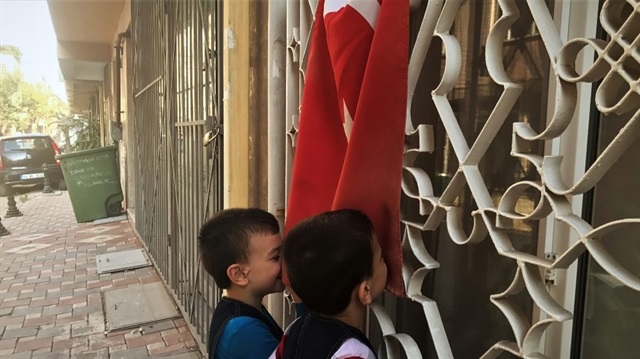 İlk defa ders başı yapan Suriyeli öğrenciler Türk bayrağını öperek teşekkür etti.