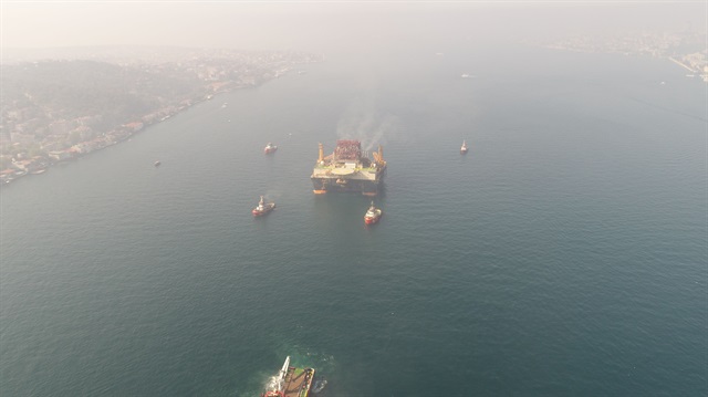 Bahama bayraklı, 'Scarabeo 9' adlı dev petrol arama platformunun İstanbul Boğazı'ndan geçişi havadan görüntülendi.