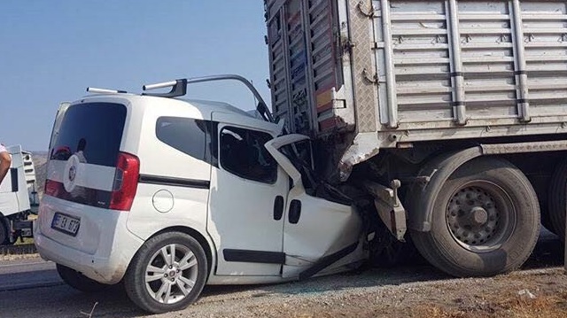  ​Amasya’nın Merzifon ilçesinde yol kenarında duran tıra arkadan çarpan kamyonetteki 3 kişi hayatını kaybetti.