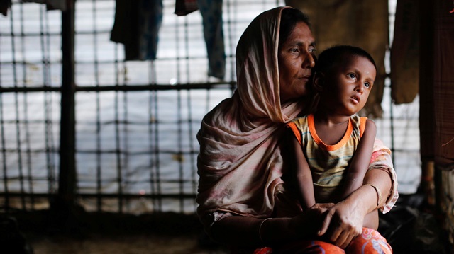 Myanmar ordusunun katliamlarından kaçan Arakanlı Müslümanlar, Bangladeş'e sığınıyor.