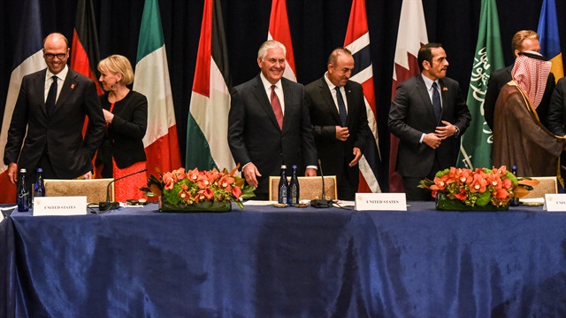 ABD Dışişleri Bakanı Tillerson, Türkiye Dışişleri Bakanı Çavuşoğlu, Katar Dışişleri Bakanı Al Sani ve Suudi Arabistan Dışişleri Bakanı El-Cubeyr (soldan sağa)