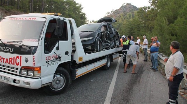 ​​Marmaris’te minibüs ile otomobil çarpıştı: 10 yaralı