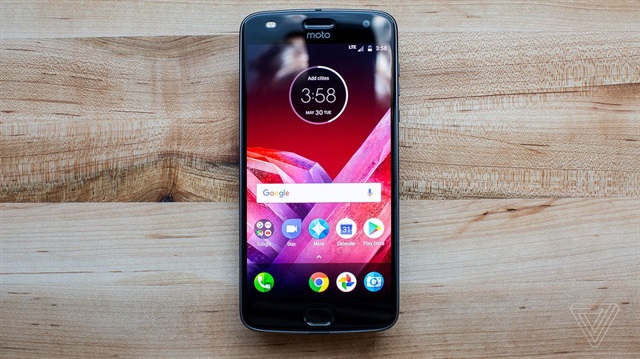 Modüler telefon Motorola Z2 Play yeni modlarıyla birlikte Türkiye'de