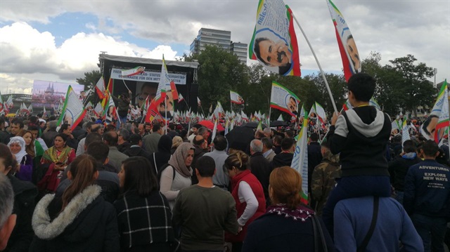 PKK yandaşları gösteride terör örgütü elebaşısı Öcalan'ın posterlerini taşıdı. 