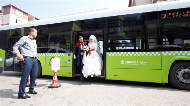 تركيان يحتفلان بزفافهما في حافلة نقل عام شهدت لقاءهما الأول