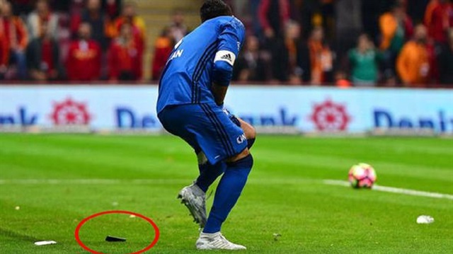 23 Nisan'da oynanan Galatasaray-Fenerbahçe derbisinde Volkan Demirel'e cep telefonu atılmıştı. 