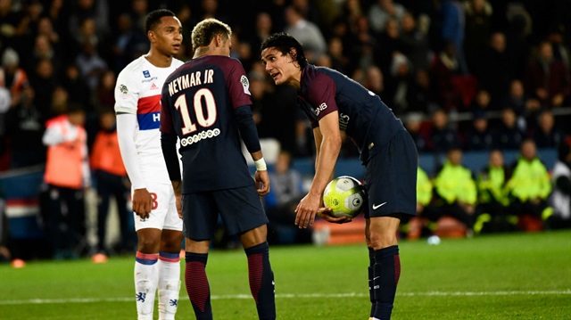 Lyon maçında duran topları kimin kullanacağı konusunda anlaşmazlık yaşayan Neymar ve Cavani'nin arası açıldı. 
