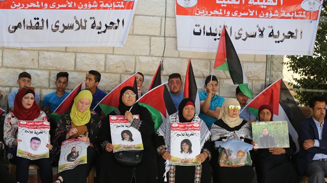 وقفة برام الله تضامنًا مع المعتقلين الفسطينيين بسجون إسرائيل
