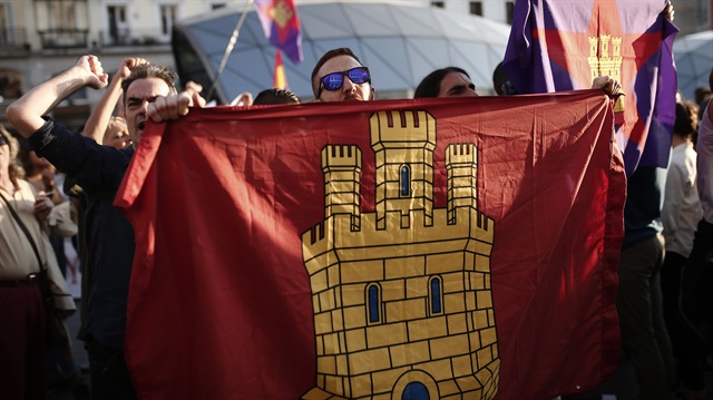 Birçok kentte sokaklara çıkan bağımsızlık yanlıları, İspanyol hükümetini protesto etti