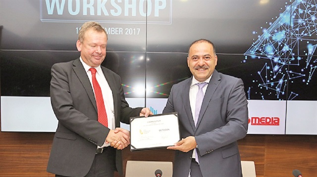 Ömer Fatih Sayan (sağda)