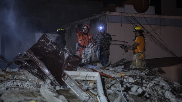 Meksika'da 7.1 büyüklüğünde meydana gelen deprem sonrası enkaz altında kalanları kurtarma çalışmaları sürüyor. 