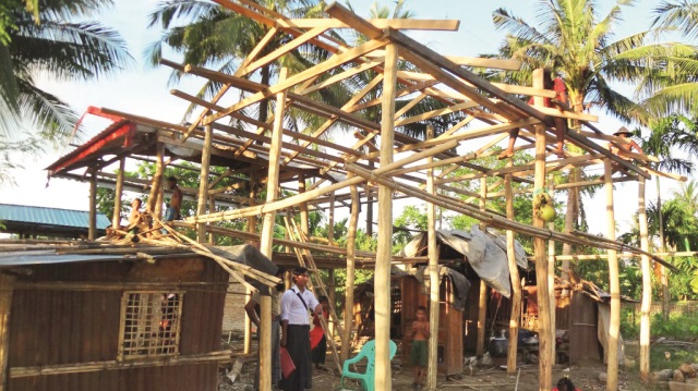 Türkiye’den Arakan’a bambu ev yardımı