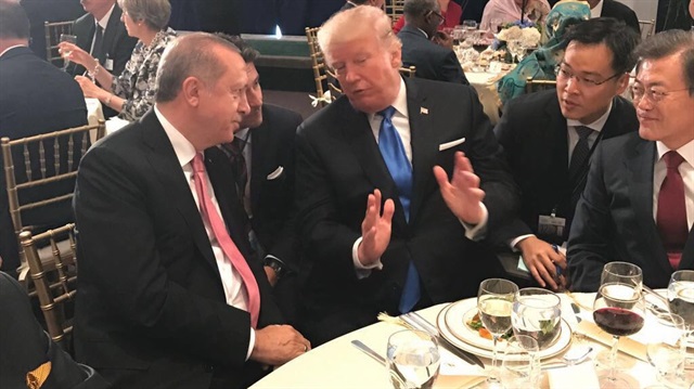 Cumhurbaşkanı Recep Tayyip Erdoğan, heyet başkanları onuruna düzenlenen öğle yemeğine iştirak etti. Erdoğan, ABD Başkanı Donald Trump ile yemekte bir süre sohbet etti.