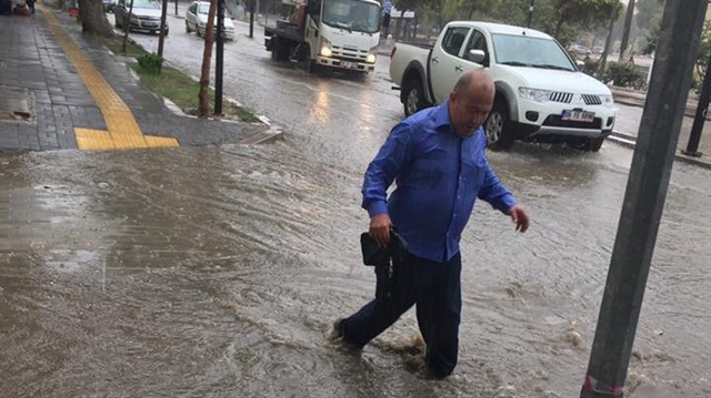 Manisa'da etkili olan sağanak yağışlar vatandaşlara zor anlar yaşattı. 