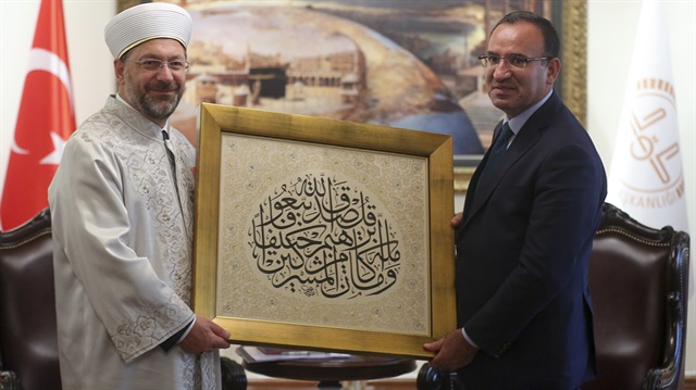 Erbaş, Başbakan Yardımcısı Bozdağ'a hat sanatı tablosu hediye etti.