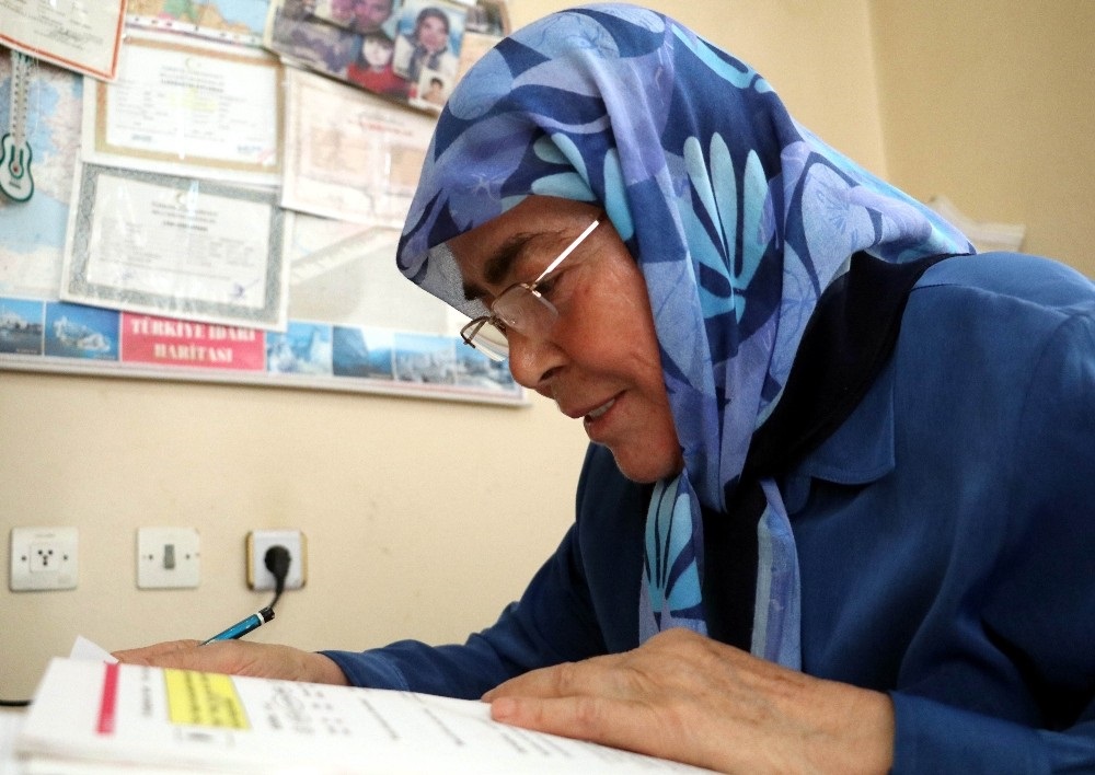 72 yaşındaki Emine Güler, Almanca öğreniyor.