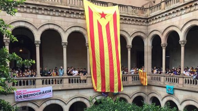 Bir grup öğrenci Barcelona Üniversitesi'ni bastı. 