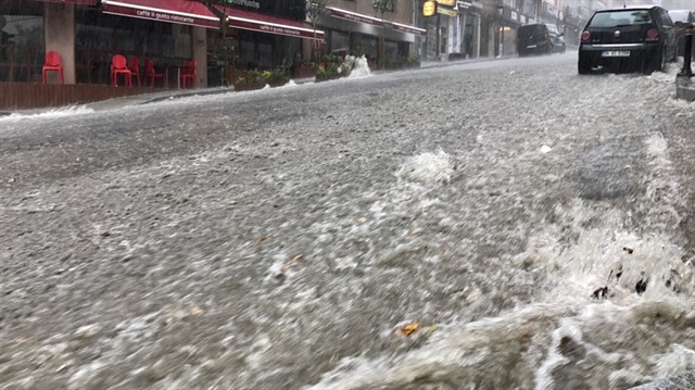 İstanbul'da etkili olan sağanak yağışların ardından bir uyarı daha geldi. İstanbul hava durumu raporuna göre bugün sağanak yağışlar etkili olacak. 