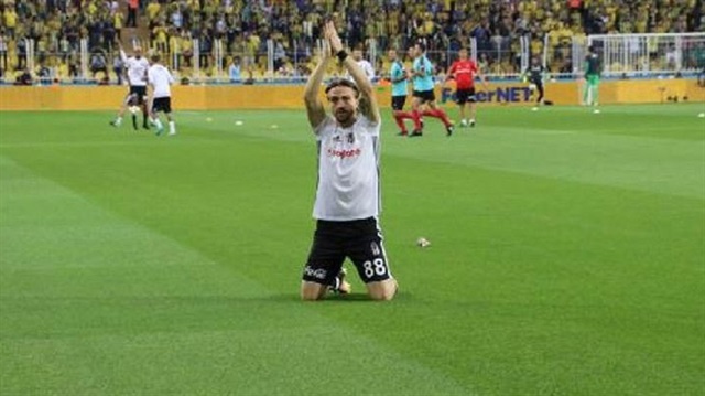 Caner Erkin, Beşiktaş tribünlerinin önüne gelerek böyle diz çöktü. 