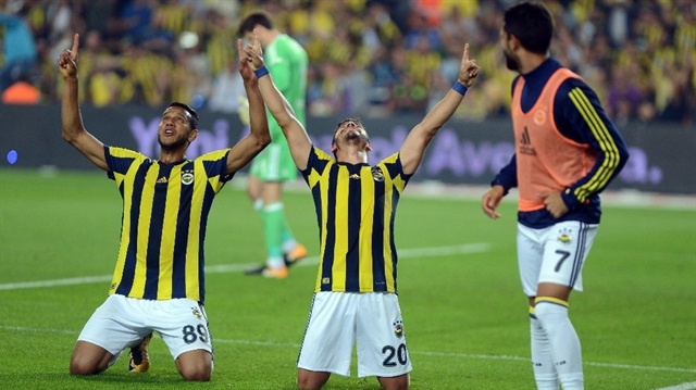 Fenerbahçe, Beşiktaş'ı yeni transferleri Giuliano ve Janssen'in penaltı golleriyle 2-1 mağlup etti. 