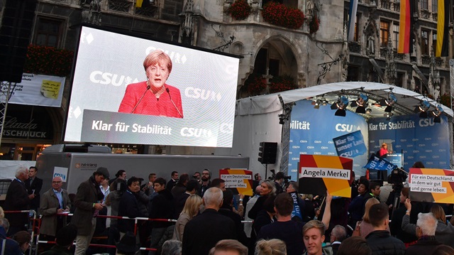 Almanya Başbakanı Angela Merkel, partisinin seçim kampanyasında katıldığı bir programda hitap ediyor. 