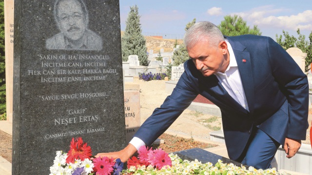 Yıldırım, halk ozanı Neşet Ertaş ile babası Muharrem Ertaş'ın Bağbaşı Mezarlığı'ndaki kabirlerini ziyaret ederek, dua okudu.