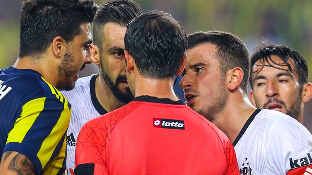 Oğuzhan Özyakup, Fenerbahçe-Beşiktaş derbisinin ardından kırmızı kart gördü.