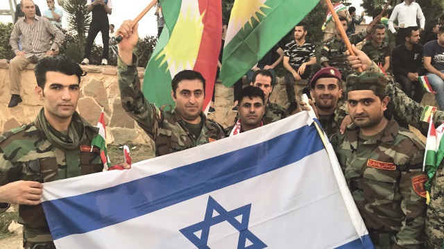 Barzani destekçilerinin İsrail bayraklarıyla poz vermesi Kuzey Irak'ta artık sıradan manzaralar haline geldi. Dün Peşmerge askerleri de aynı bayrakla boy gösterdi.