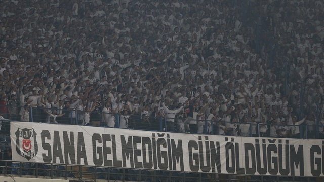 Fenerbahçe deplasmanında yerini alan Beşiktaş taraftarı, karşılaşmaya beyaz giyerek geldi.