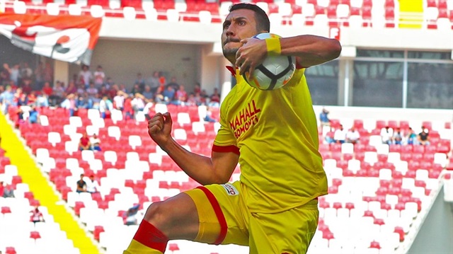 Göztepe'nin golcü oyuncusu Adis Jahovic, Sivasspor maçında  hat-trick yaparak yıldızlaştı. 