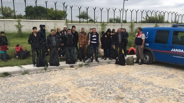 Sivas’ta yurda yasa dışı yollardan giren 52 yabancı uyruklu yakalandı.