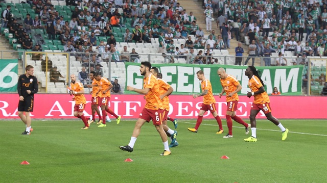 Galatasaraylı futbolcular ısınmak için sahaya çıktıklarında en çok tepki gören isim Serdar Aziz oldu. 