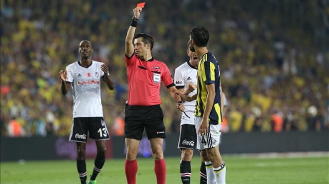 Referee shows red card to Neto (R) of Fenerbahce during the Turkish Super Lig week 6 football match between Fenerbahce and Besiktas at Ulker Stadium in Istanbul, Turkey on September 23, 2017.
