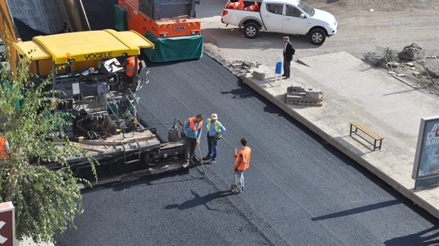 Kars’ın en işlek caddelerinden birisi olan Faikbey Caddesi, alt yapı ve yol söküm çalışmalarının tamamlanmasının ardından Karayolları 18. Bölge Müdürlüğü’nce sıcak asfalt çalışmalarına başladı. 