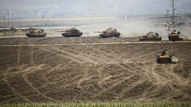 Türk tankları, tatbikat kapsamında operasyonel faaliyetler yürütüyor.
