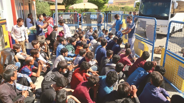 Tıkabasa otobüse doldurulan mülteciler işlemlerin ardından sınır dışı edilecek.