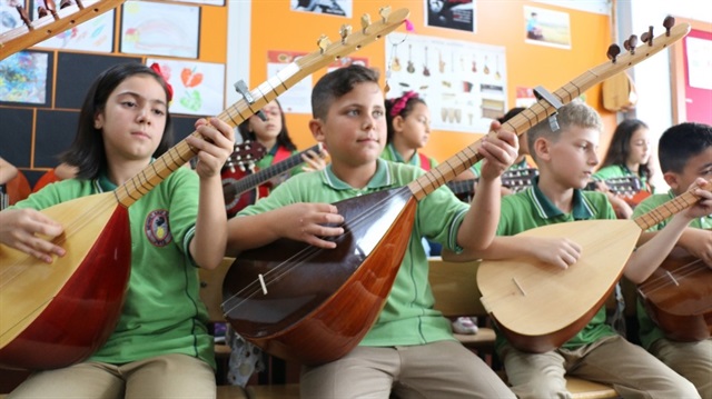 Kocaeli’nin Çayırova ilçesinde bulunan Mehmet Akif İlkokulu’nun 4-C sınıfı öğrencilerinin tamamı enstrüman çalıyor.