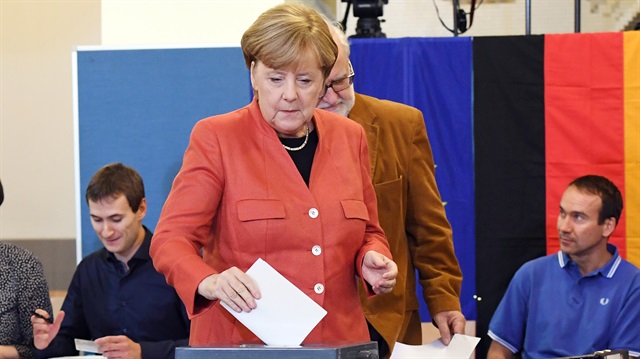 Başbakan Angela Merkel oyunu kullandı.