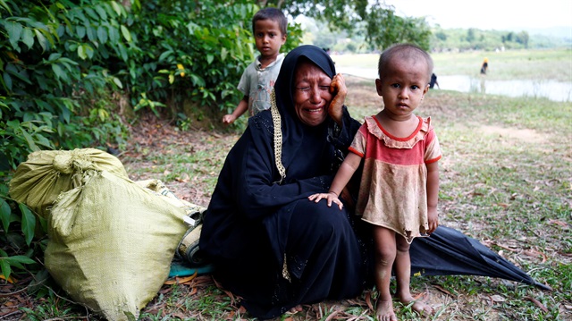 Arakanlı Müslümanlar ülkelerinden kaçarak Bangladeş'e sığınmaya çalışıyor.
