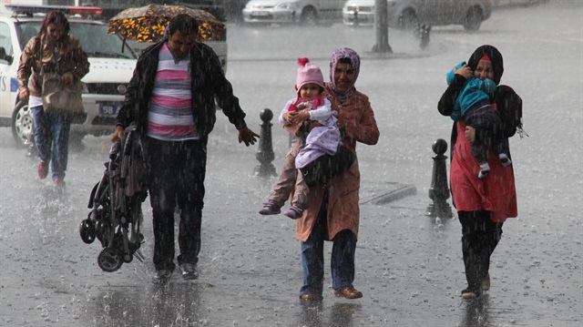 Geçtiğimiz günlerde şiddetli yağışların olduğu İstanbul için yeni bir uyarı yapıldı. İstanbul hava durumu raporuna göre, bu akşamdan itibaren başlayacak yağışların hafta boyunca sürmesi bekleniyor.