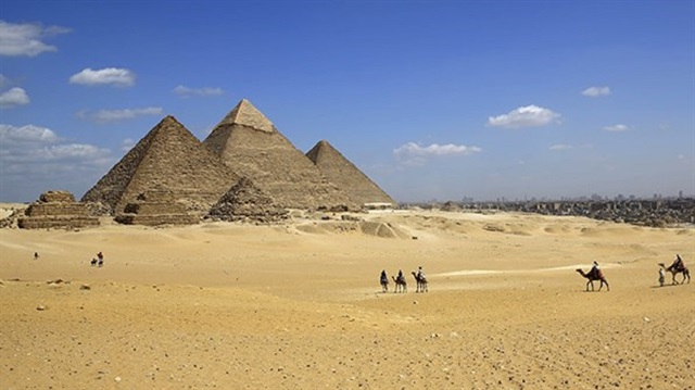 3 bin yıllık bu günlüklere göre, tam 2 buçuk tonluk dev kireçtaşı ve granit bloklar, Nil Nehri üzerinden tahta sandallarla piramidin yapıldığı bölgeye taşındı.