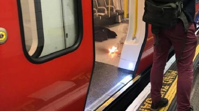 İngiltere'nin başkenti Londra’da Tower Hill metro istasyonunda bir telefonun şarj aleti yandı. 
