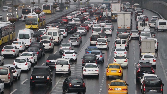 İstanbul'da etkili olan yağmur trafiğe arttırdı. Kentte trafik yoğunluğu yüzde 56'yı buldu. 