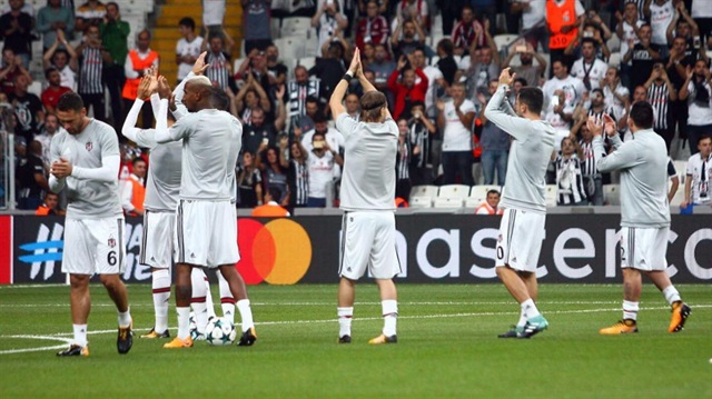 Beşiktaşlı futbolcular Leipzig maçı öncesi taraftarı selamladı.