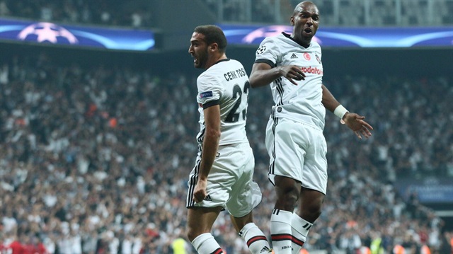 Beşiktaşlı Cenk Tosun ve Babel'in gol sevinci. 