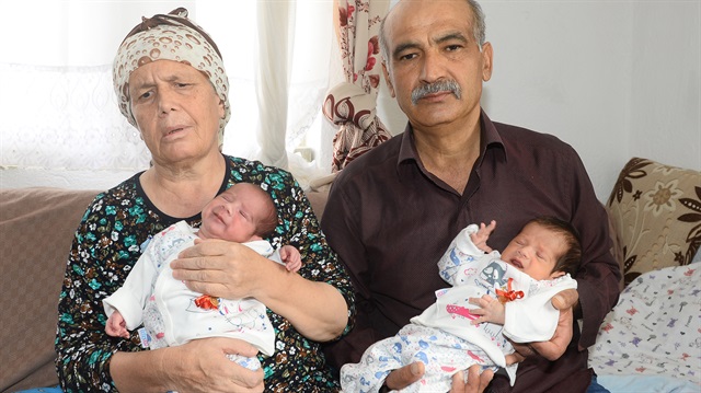 Uşak'ta 55 yaşındaki Çınar çifti ikiz mutluluğu yaşıyor.